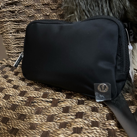 lululemon athletica Handbags - NWT Lululemon Black 1L Everywhere Belt Bag